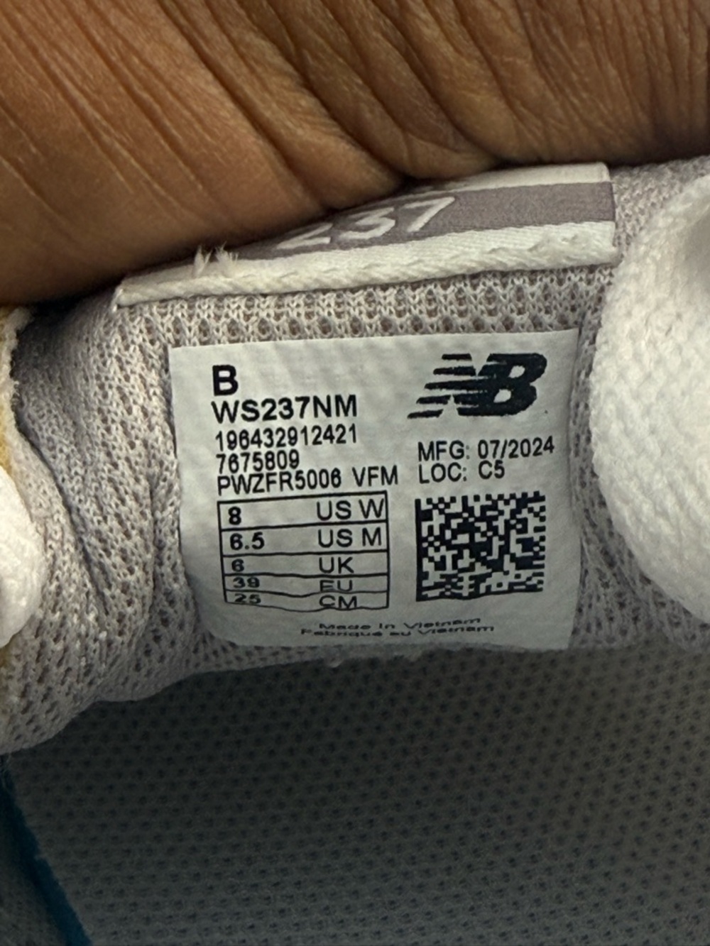 New Balance Men's Sneakers in Gray and White with Gum Outsole NWOT size 8 - Picture 8 of 8